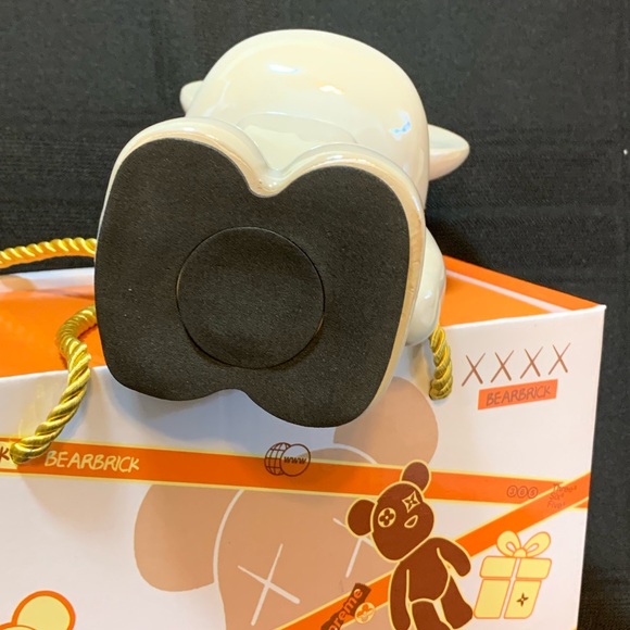 Yun Du Bearbrick Ceramic Bear piggy bank- White - Picture 4 of 6